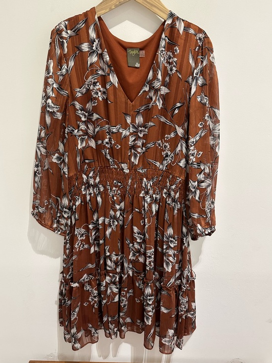 Taylor Dresses & Skirts - Taylor Rust Brown Floral V-Neck Long Sleeve Tiered Dress